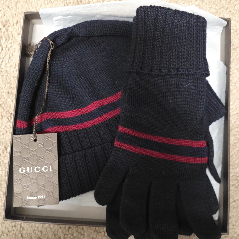 Gucci BLUE, RED ,BLUE stripe SizeMed Wool Hat And Matching Gloves